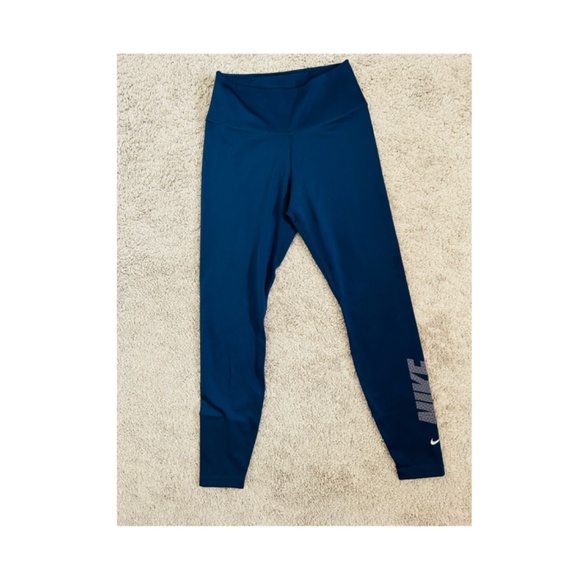 Women’s Nike Gym Set - Picture 7 of 12